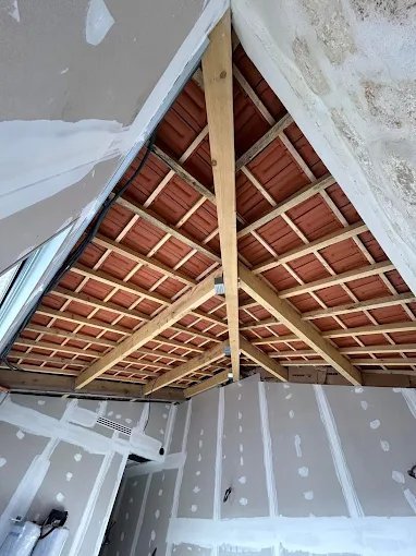 Charpente avant travaux, tuiles apparentes