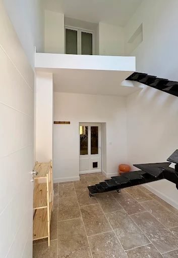 Escalier et mezzanine peints dans une maison rénovée