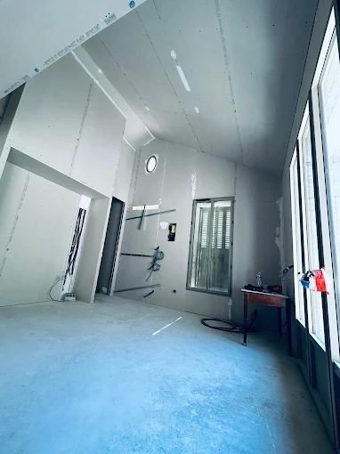 Pièce entièrement doublée en plaques de plâtre avant peinture