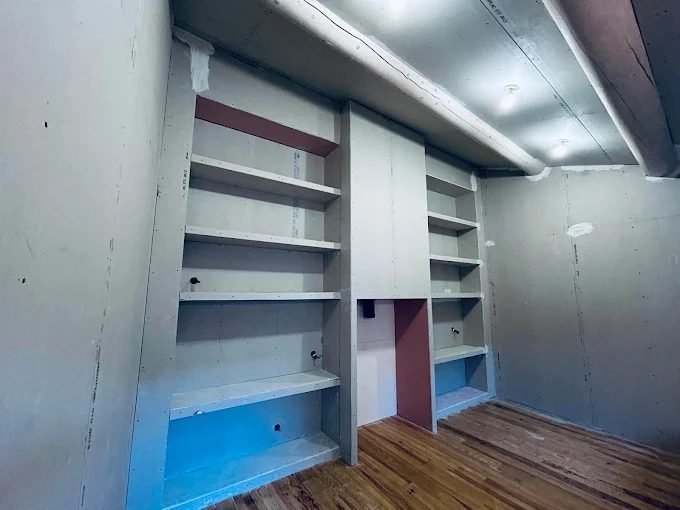 Bibliothèque et niches sur mesure réalisées en placo