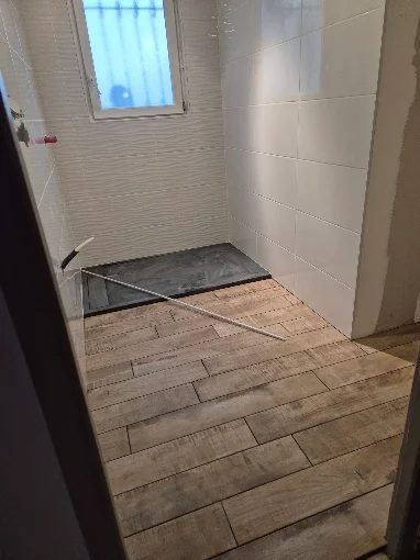 Douche à l'italienne en cours de finition