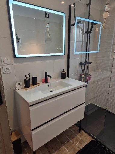 Salle de bain refaite avec meuble vasque et miroirs lumineux