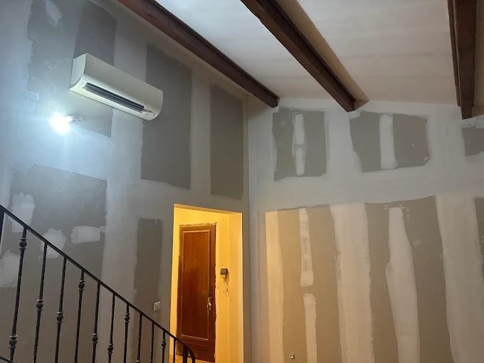 Bandes et joints de placo dans une cage d'escalier