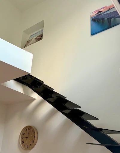 Mezzanine et escalier métal après rénovation, murs en placo peints