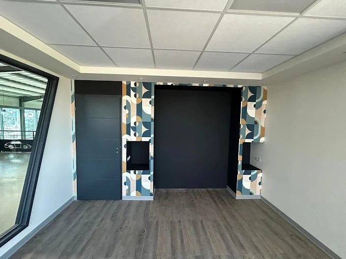 Bureau professionnel rénové avec faux-plafond et parquet