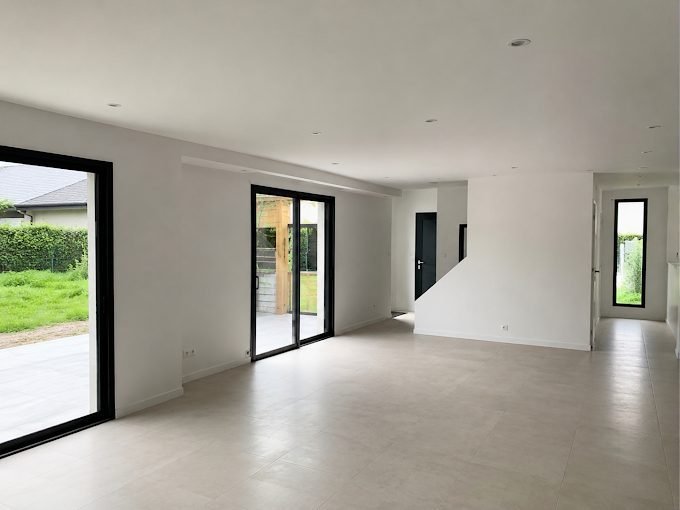 Grand séjour repeint en blanc, murs et plafonds, baies vitrées